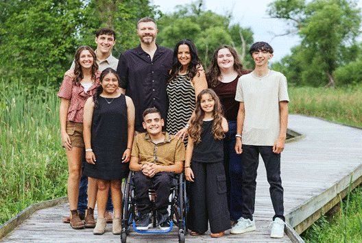 前排从左到右:Ellie, Israel, Zorey;后排:Kennedy, Silas, Darren, Stacey, Bailey和Joel