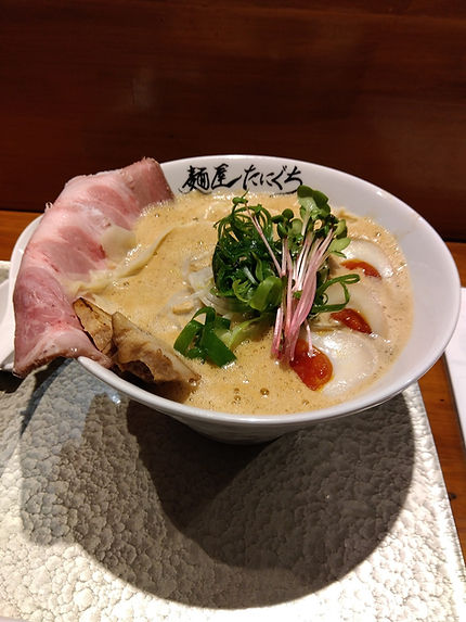 とても美味しいラーメンでした。鶏白湯ベースの味噌ラーメンなんですが、醤油ベースもあって麺も何種類もチョイス出来るシステムでした。おすすめ店