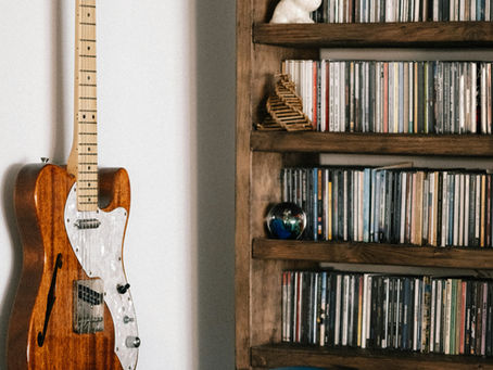 Une bibliothèque bien rangée.