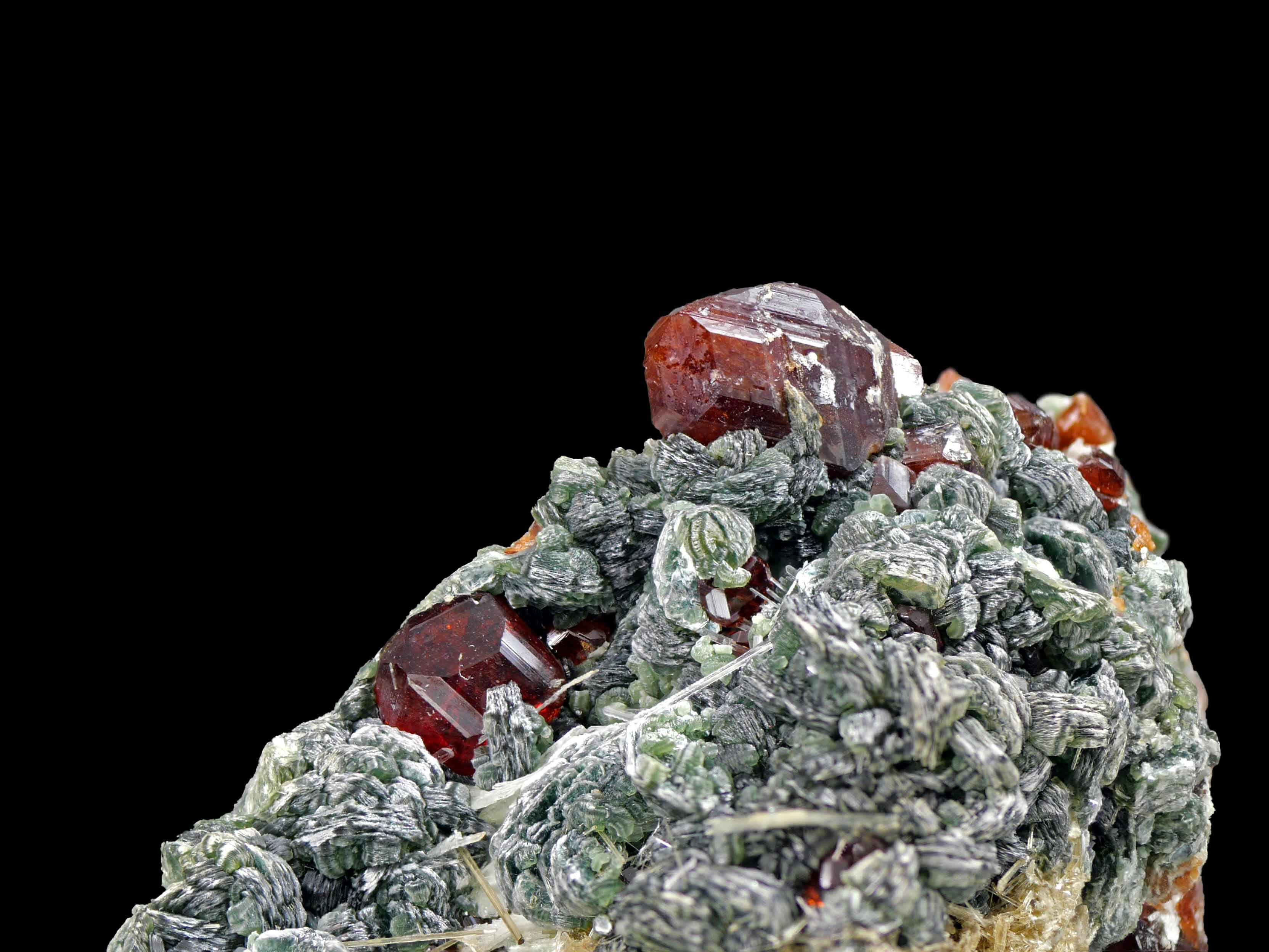 Hessonit mit Klinochlor – Alpe della Mussa, Val d'Ala, Torino, Italien