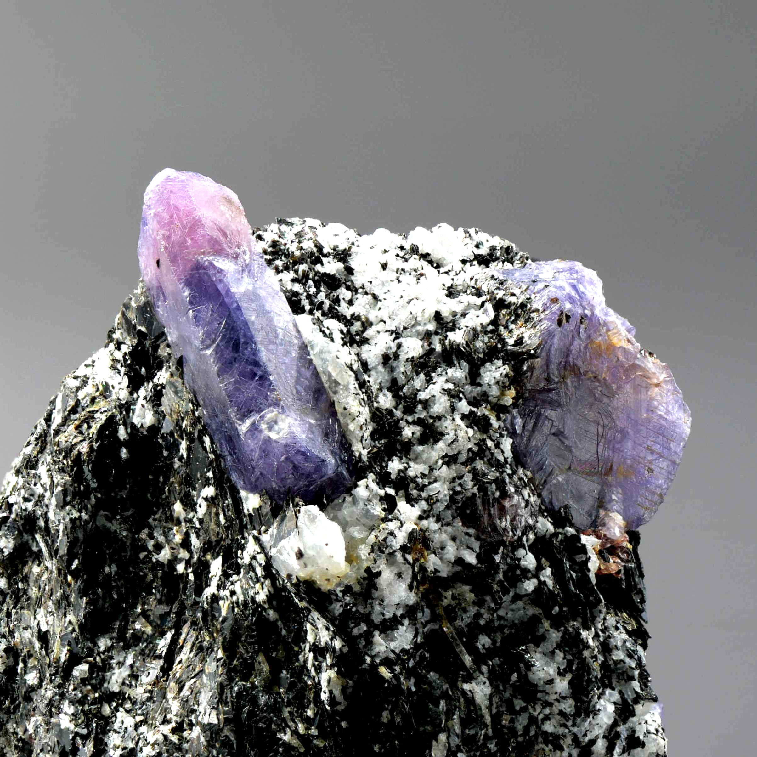 Saphir in Schiefermatrix – Zazafotsy, Ihosy, Ihorombe, Madagaskar