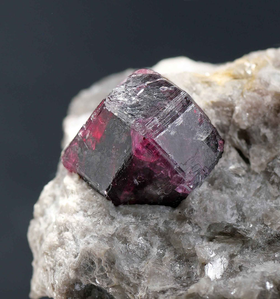 Garnet var. Almandine – Serrote Redondo, Paraiba, Brazil