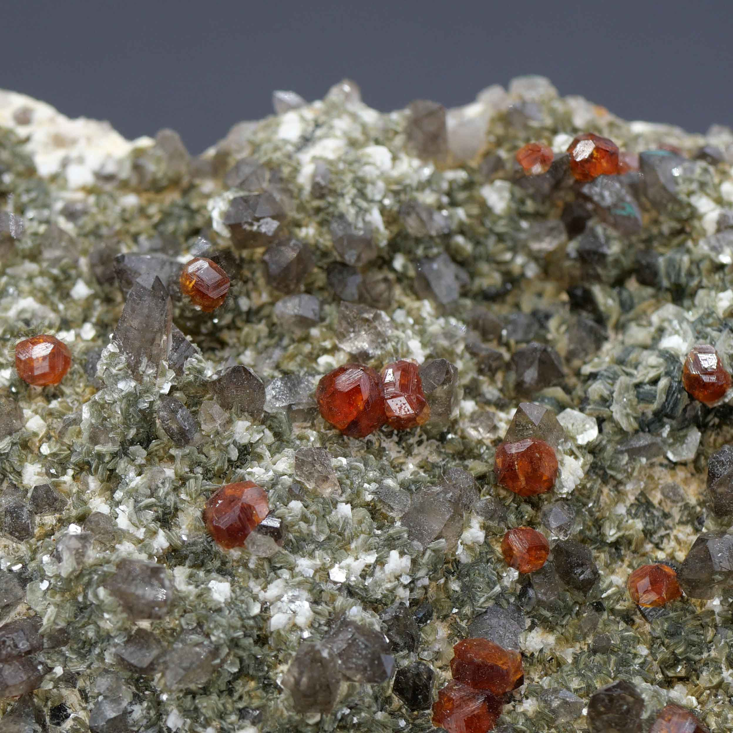 Granat var. Spessartin, Rauchquarz – Shigar Tal, Skardu, Pakistan