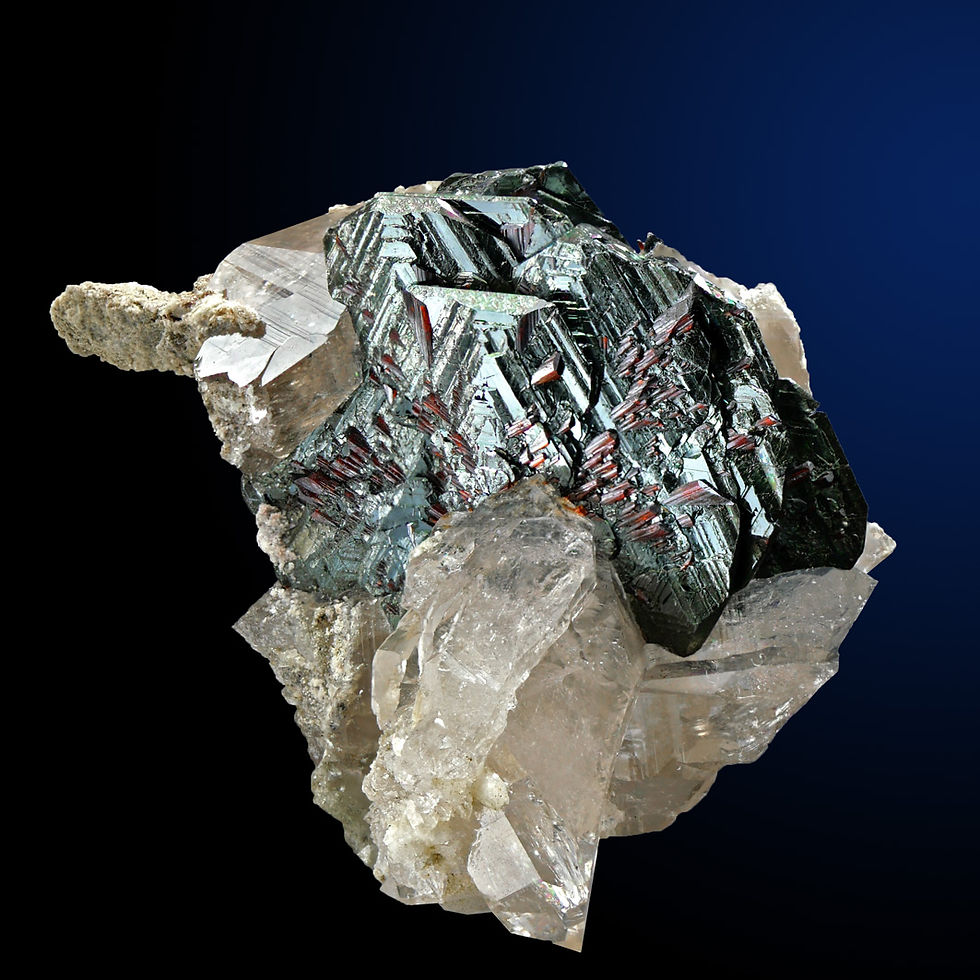 Hämatit, Rutil auf Bergkristall – Cavradischlucht, Graubünden, Schweiz