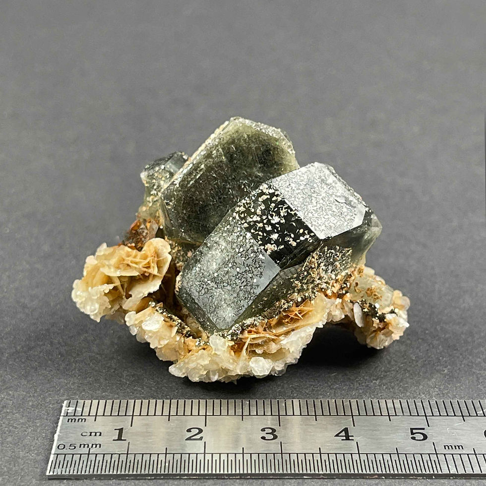Miniaturbild: Apatit mit Pyrit auf Dolomit – Minas da Panasqueira, Portugal