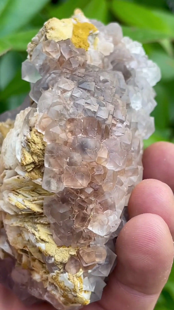 Thumbnail: Fluorite (tetrakishexahedron), barite – Jaimina, Caravia, Spain