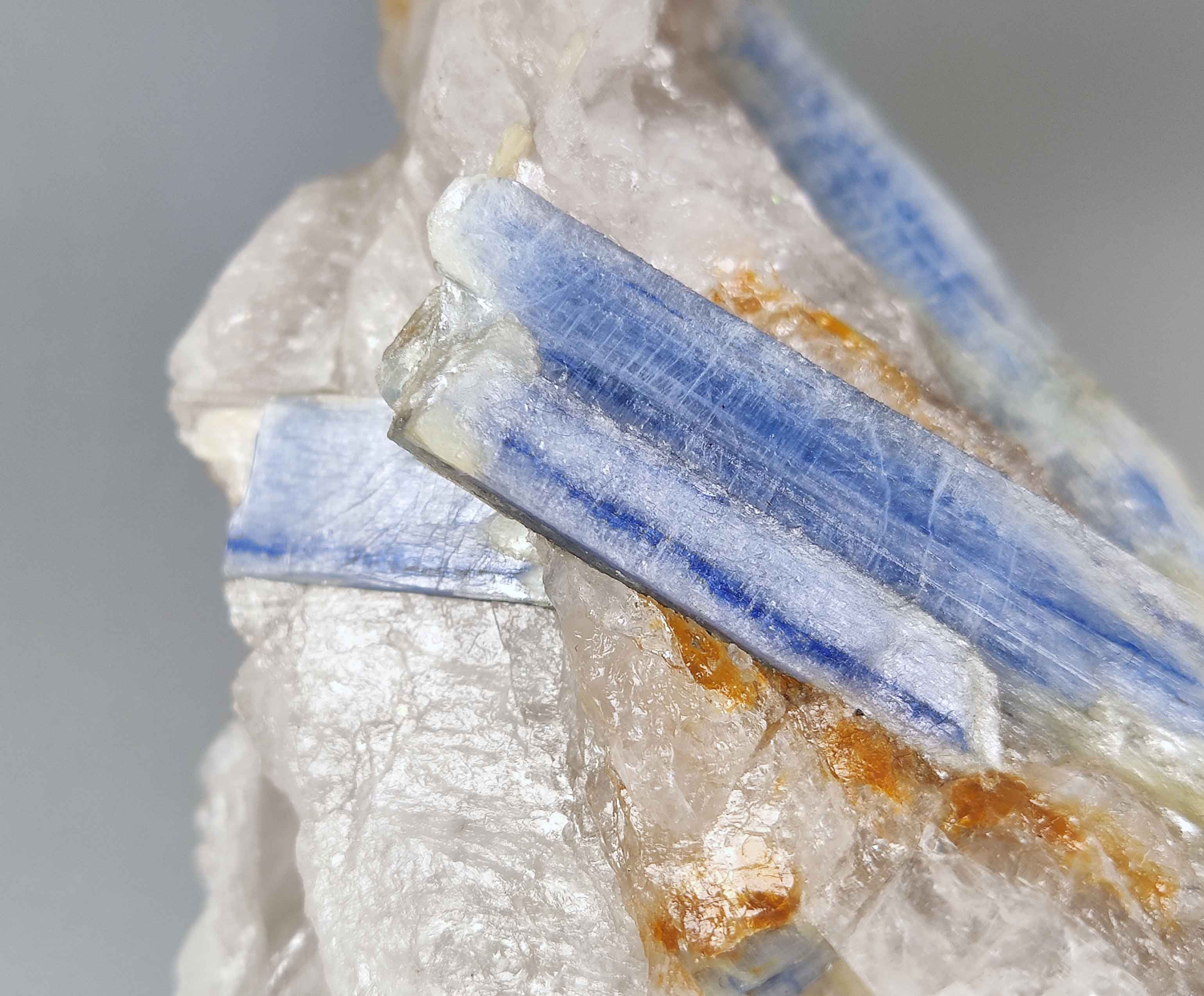Disthen (Kyanite) - Arzo ridge, Robiei, Val Bavona, Ticino, Switzerland