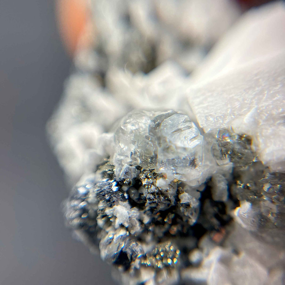 Miniaturbild: Perimorphose nach Dolomit mit Fluorit und Pyrit – Naica, Chihuahua,Mexico