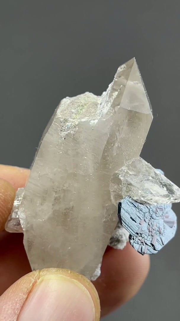 Thumbnail: Hämatit, Rutil auf Bergkristall – Cavradischlucht, Graubünden, Schweiz