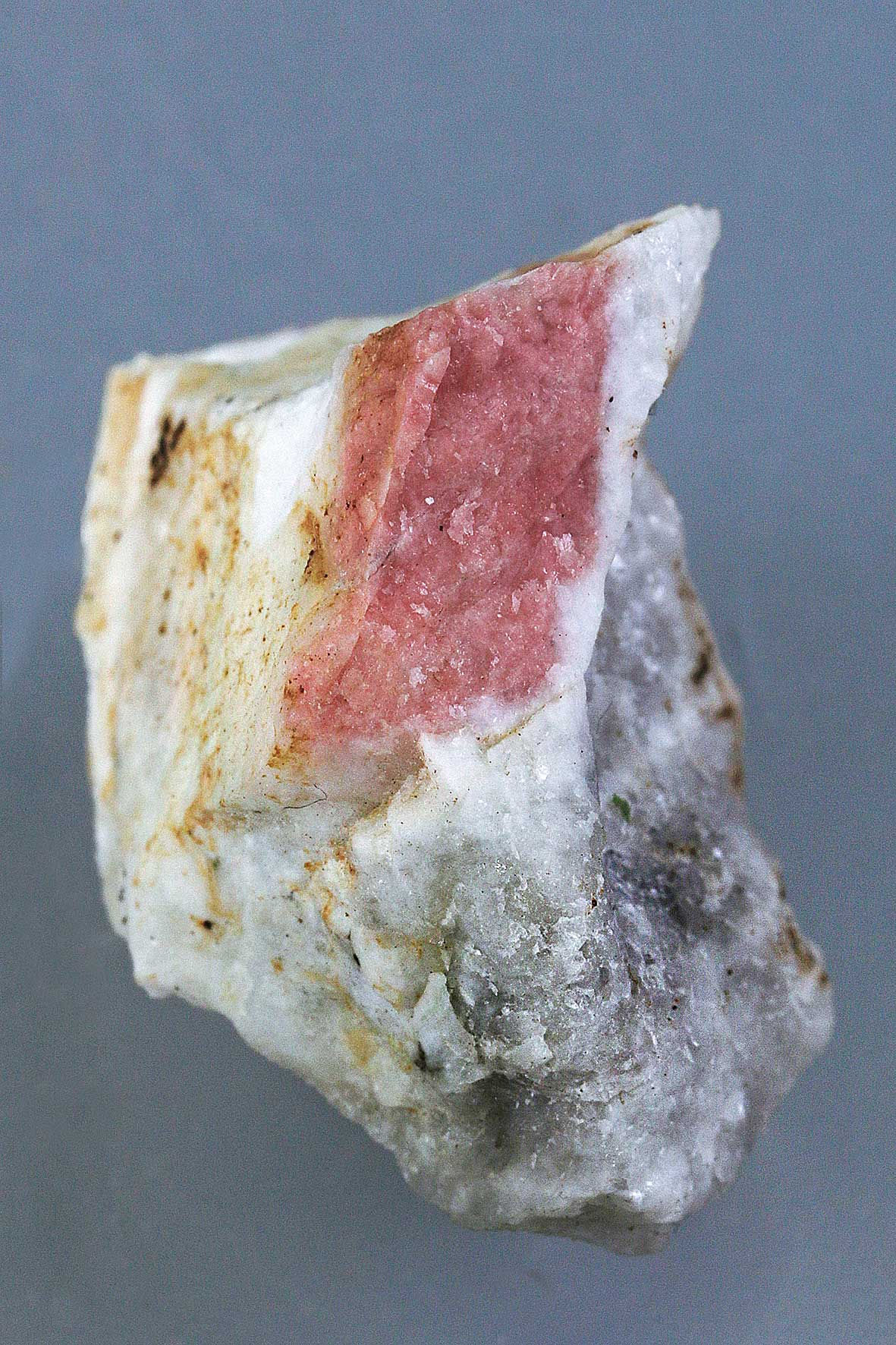 Klinozoisit (manganhaltig) mit Nephelin – Gridone, Centovalli, Tessin, CH