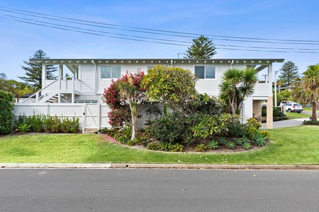 Custom new build, finished product of exterior, Avalon Beach, NSW. 