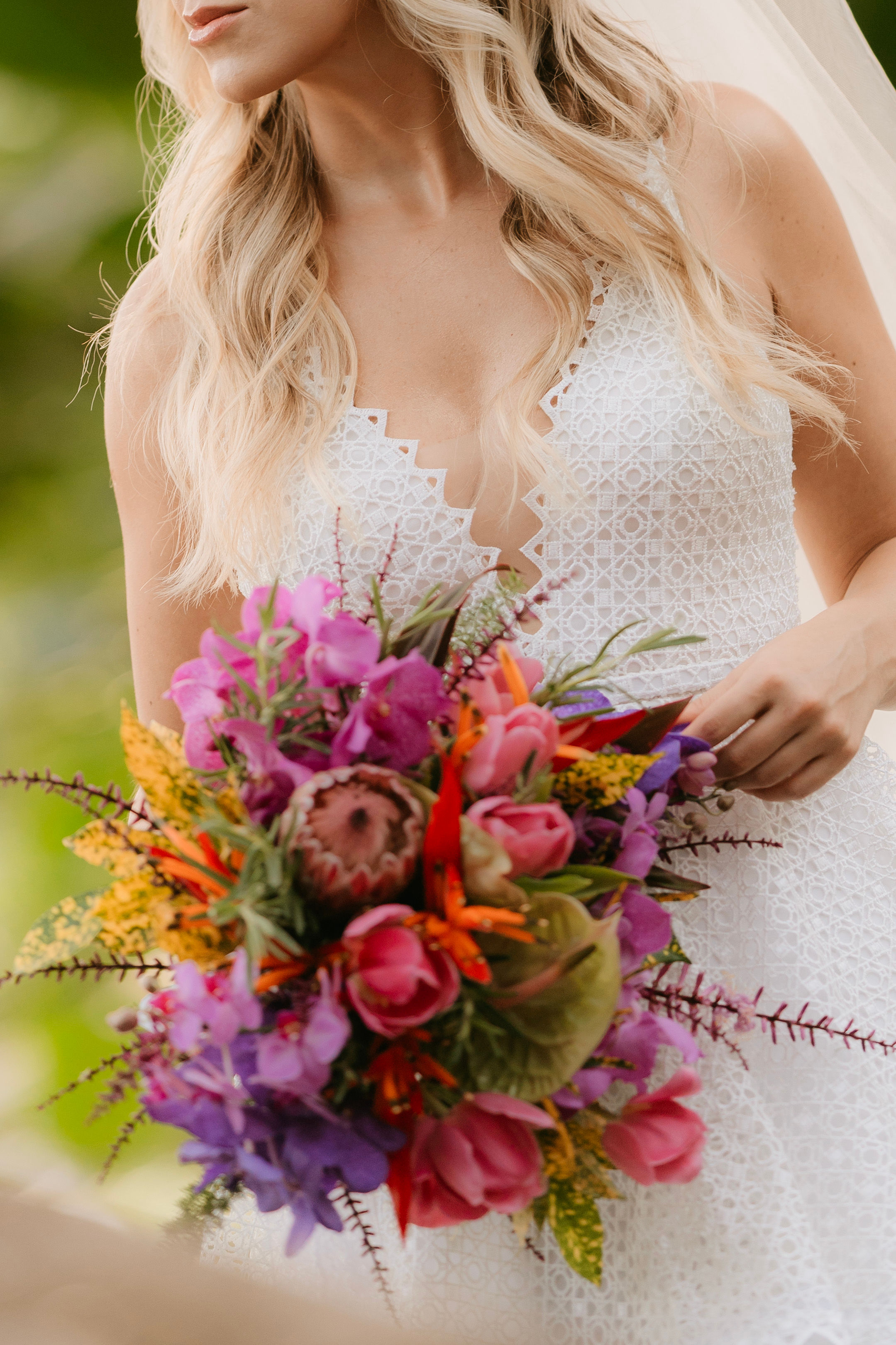 Vestido de noiva Faso em guipure e veu duplo