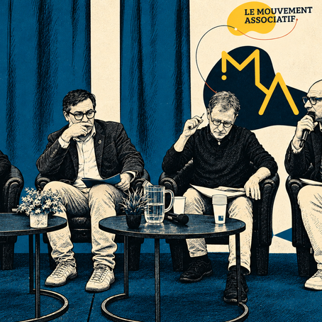 llustration dans les tons bleus de quatre intervenants assis lors d’une table ronde de la rentrée politique du Mouvement associatif ; l’homme à droite prend la parole au micro.