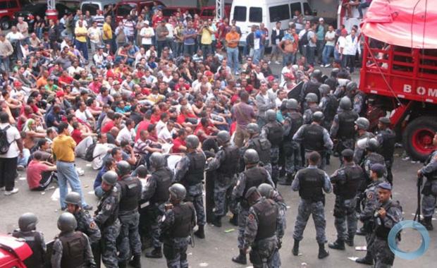 Invasão do Quartel general do Bombeiros no Rio de Janeiro em Junho de 2011. Posteriormente TODOS foram anistiados pelo Congresso Nacional.