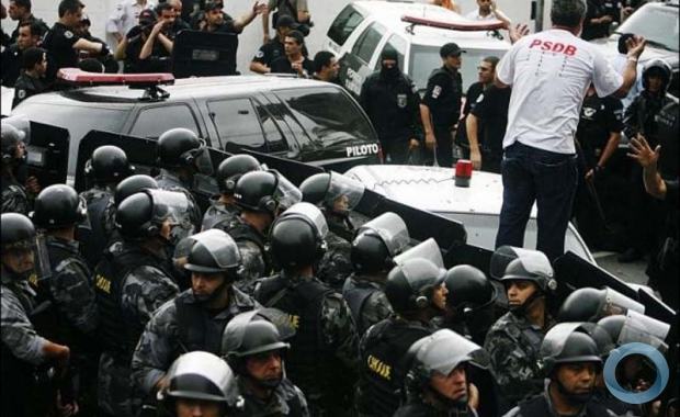 Conflito entre PM e Policia Civil na frente do Palácio Morumbi, sede do governo paulista, em 2008.