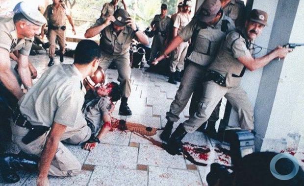 Greve da PM de Minas Gerais, em 1997. PM ferido entre troca de tiros com tropas da própria PM