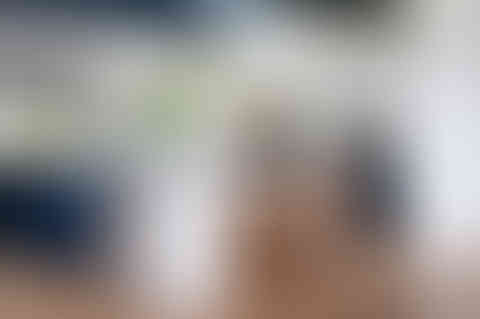 Quartzite island in modern kitchen