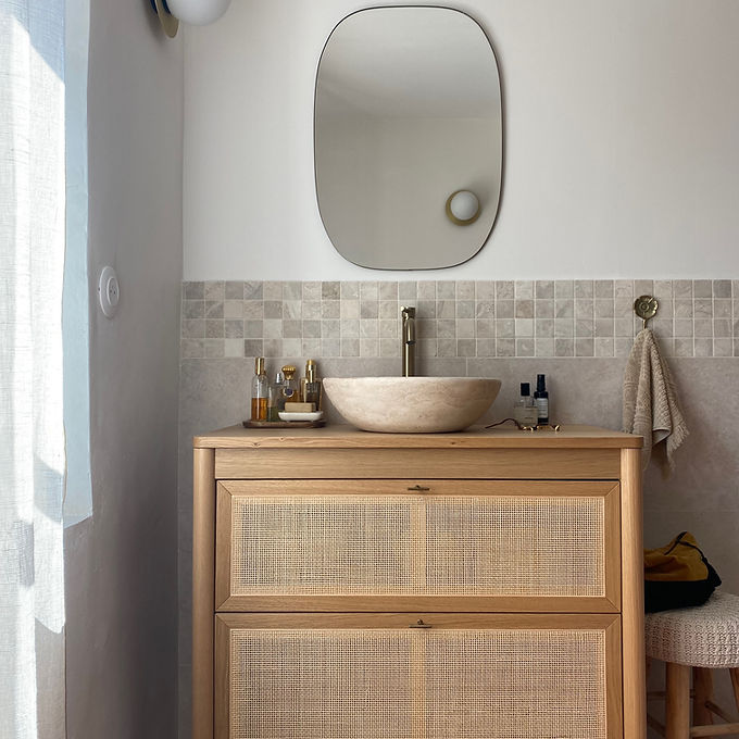 Rénovation d'une salle de bains provençale avec meuble en bois et cannage et vasque en travertin