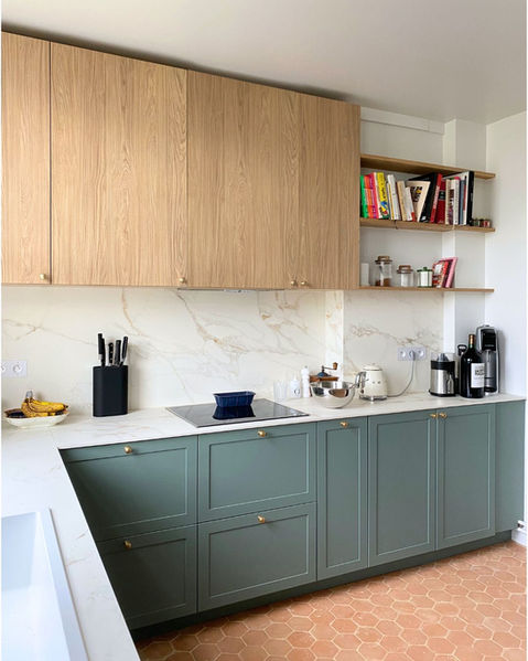 Cuisine verte et chêne naturel dans un appartement parisien