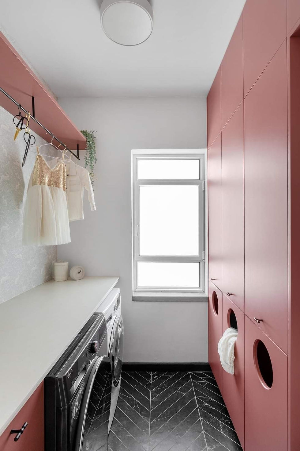 pièce buanderie et rangement avec panier de tri à linge comme un jeu - kids friendly