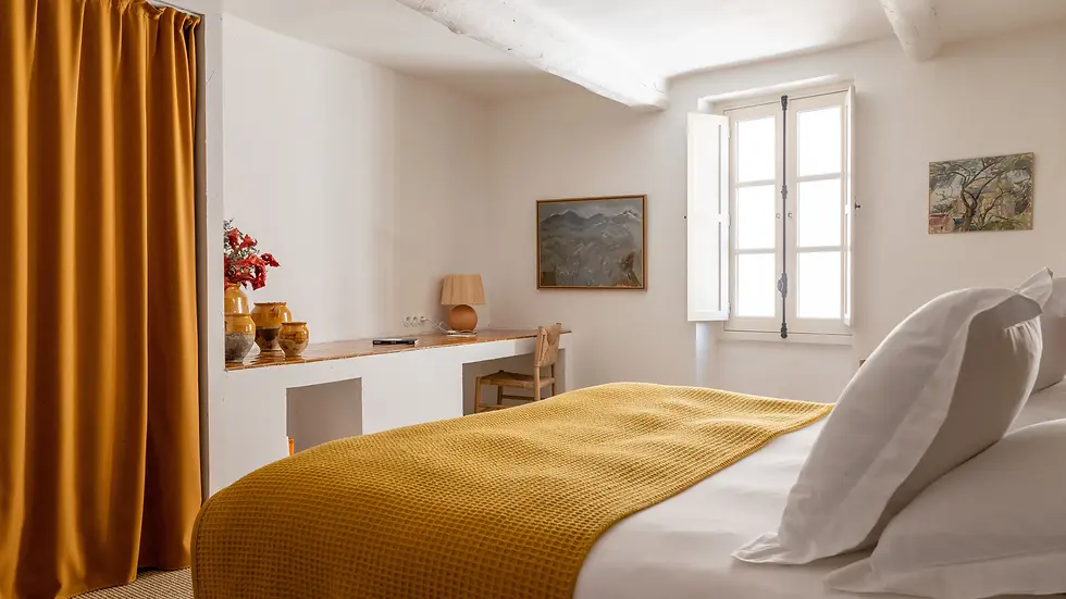 chambre avec bureau maçonné rideau et jeté de lit ocre