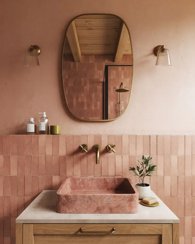 salle de bains avec credence en travertin rose