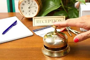 66107207-mujer-en-la-recepción-de-un-hotel-comprobación-en.webp