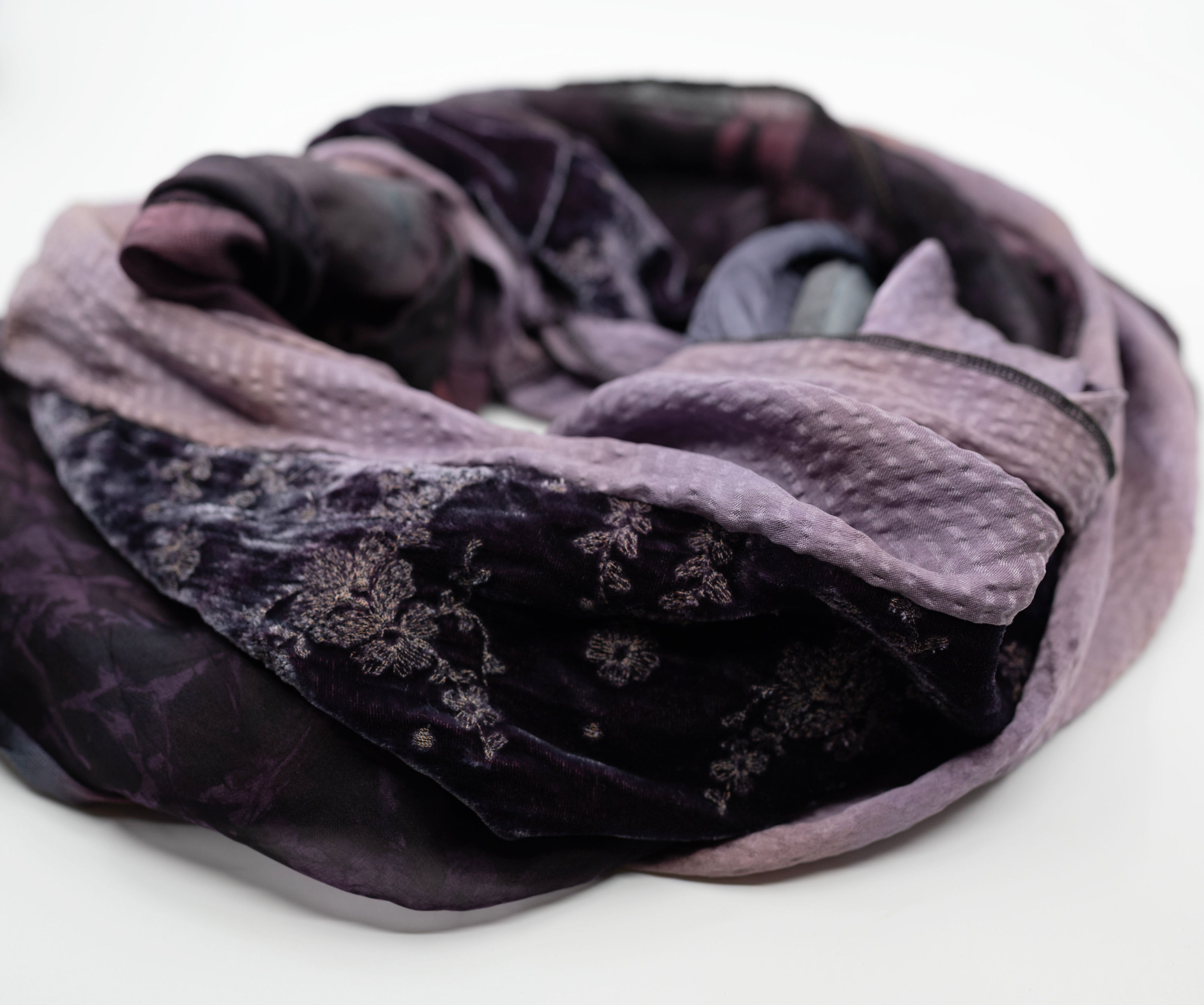 Foulard rond en soie avec velours de soie brodé