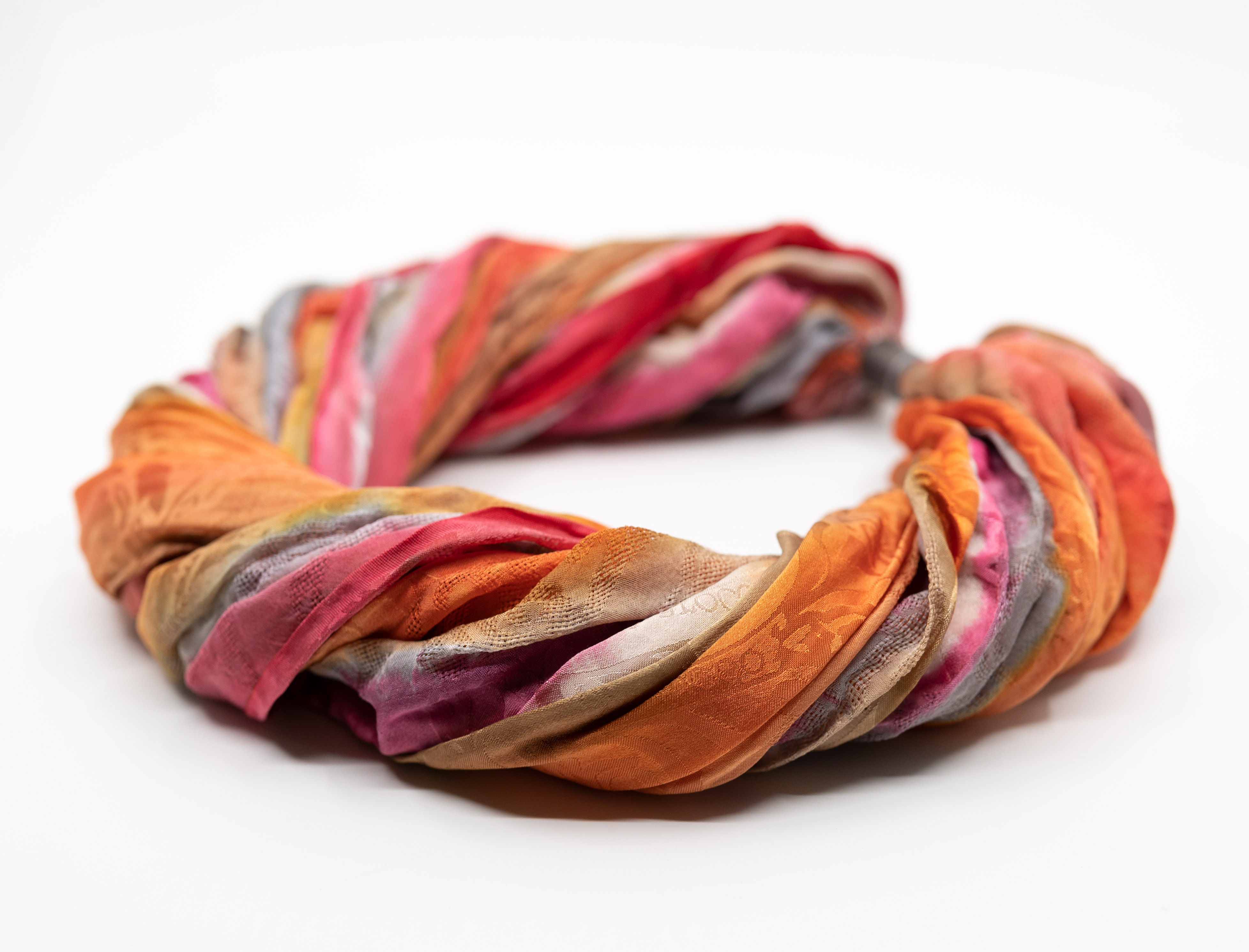 Collier-foulard en soie avec fermoir magnétique