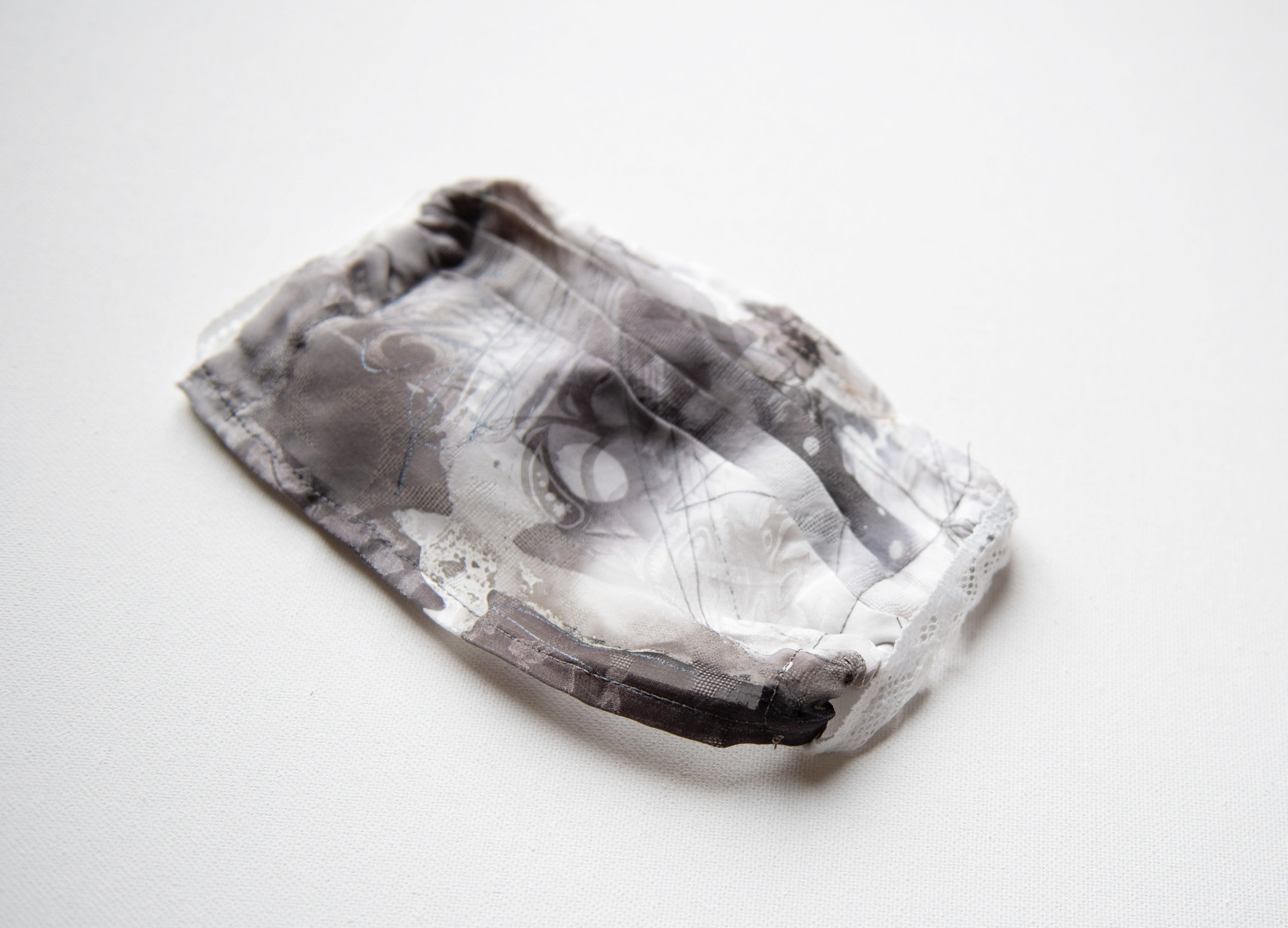 Masque de protection en soie peinte à la main