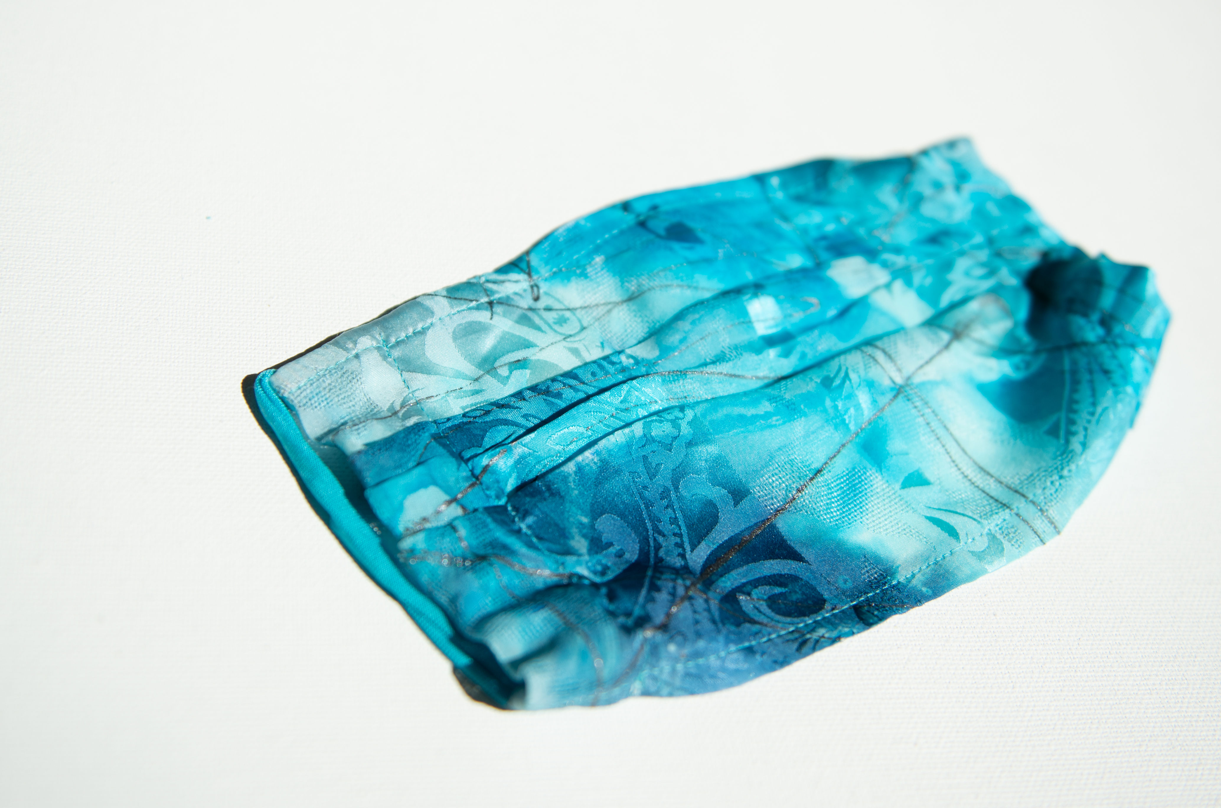 Gesichtsmaske aus handbemalter Seide