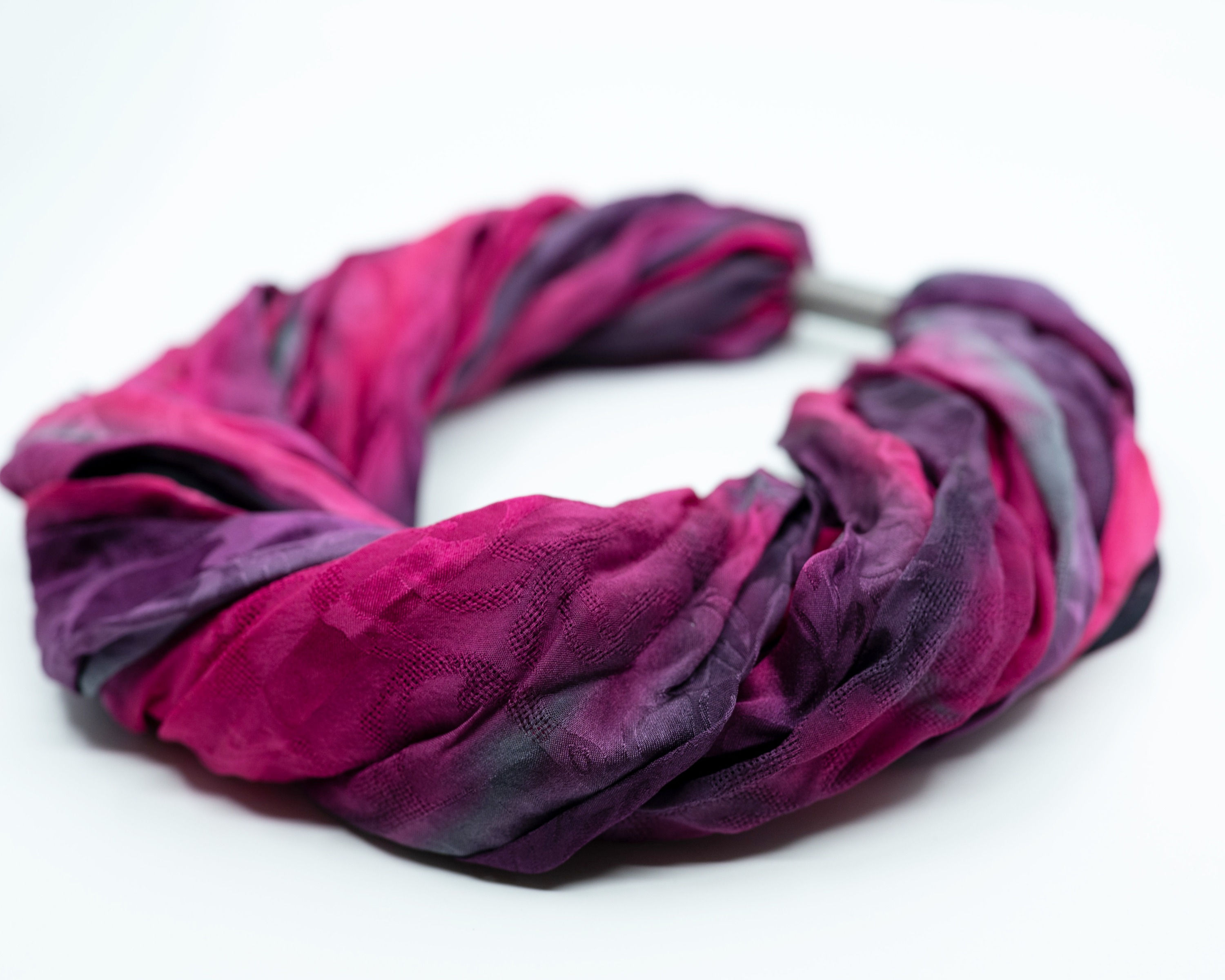 Collier-foulard en soie avec fermoir aimanté