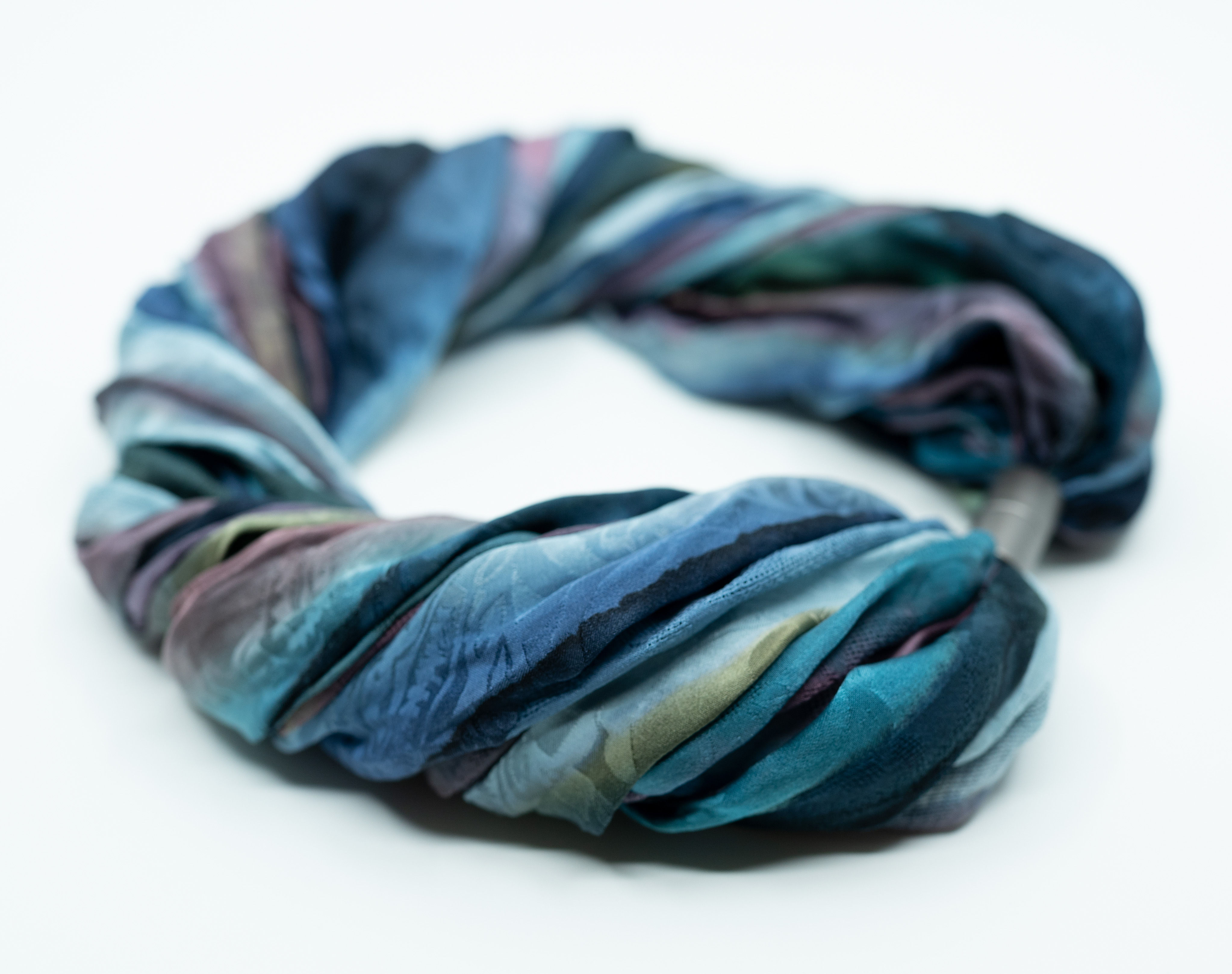 Collier foulard en soie avec fermoir magnétique