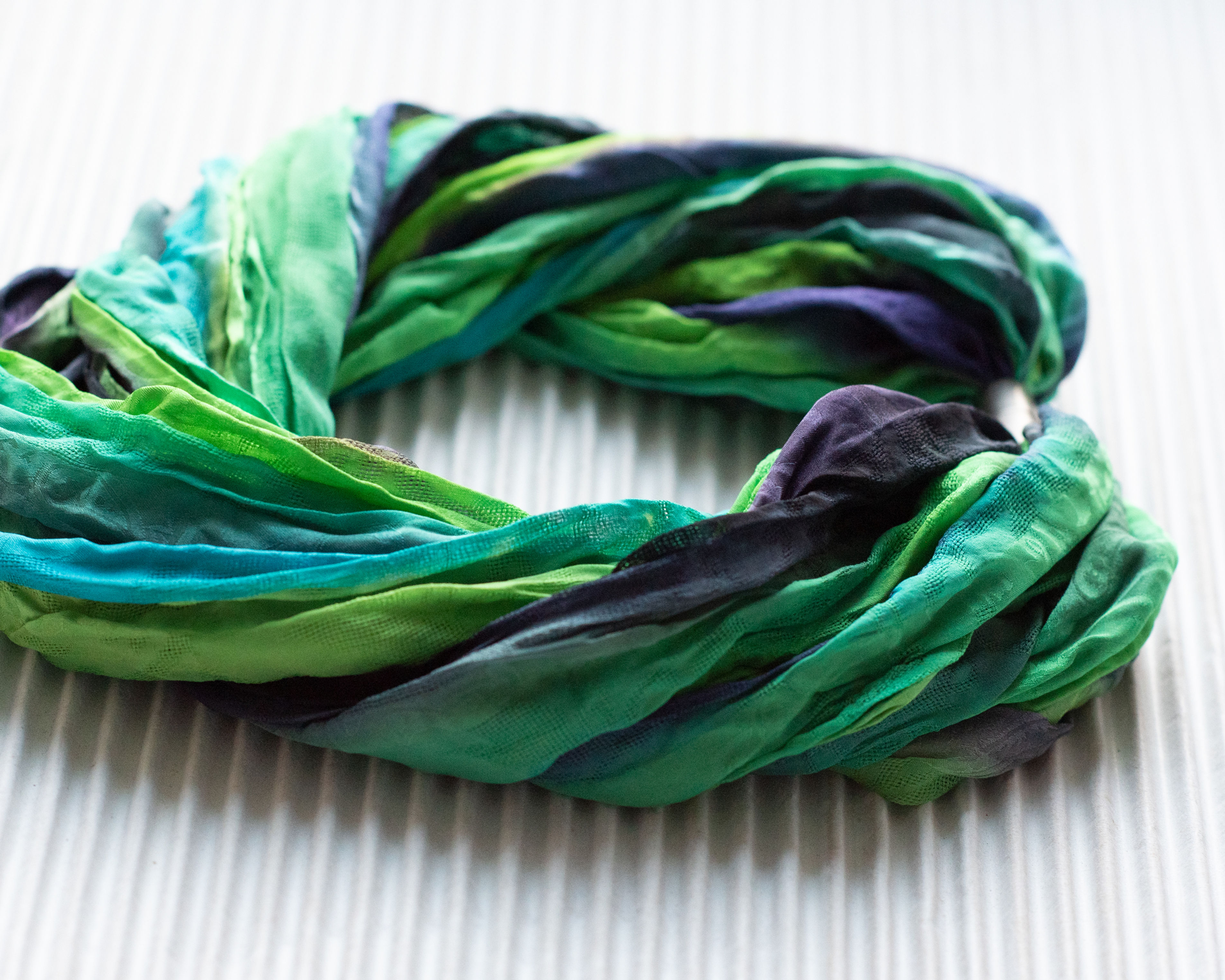 collier-foulard en soie avec fermoir magnétique