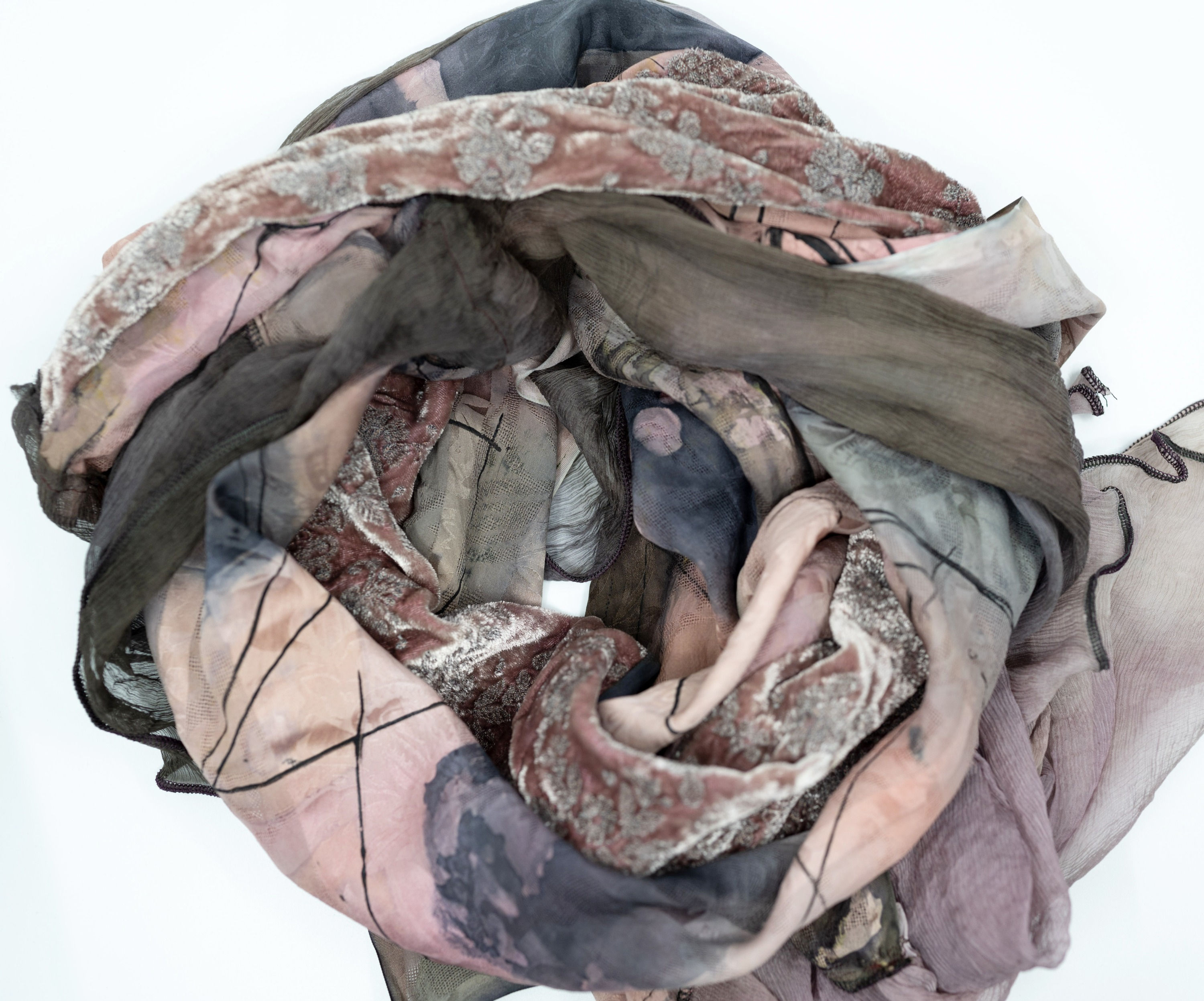 Châle aus Seide mit Seidenmousseline und besticktem Seidensamt