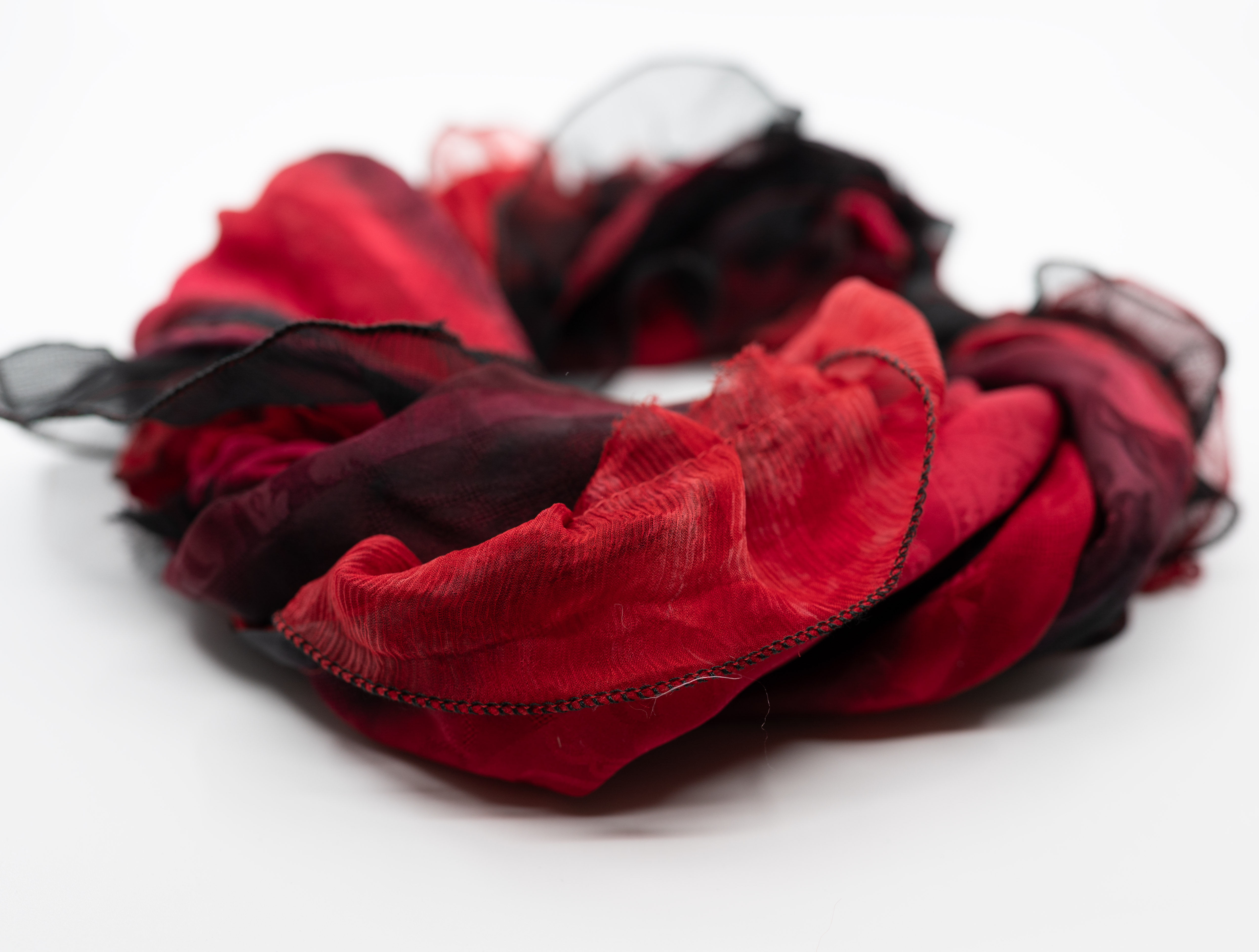 collier de soie à volants avec rayures en soie et fermoir aimanté