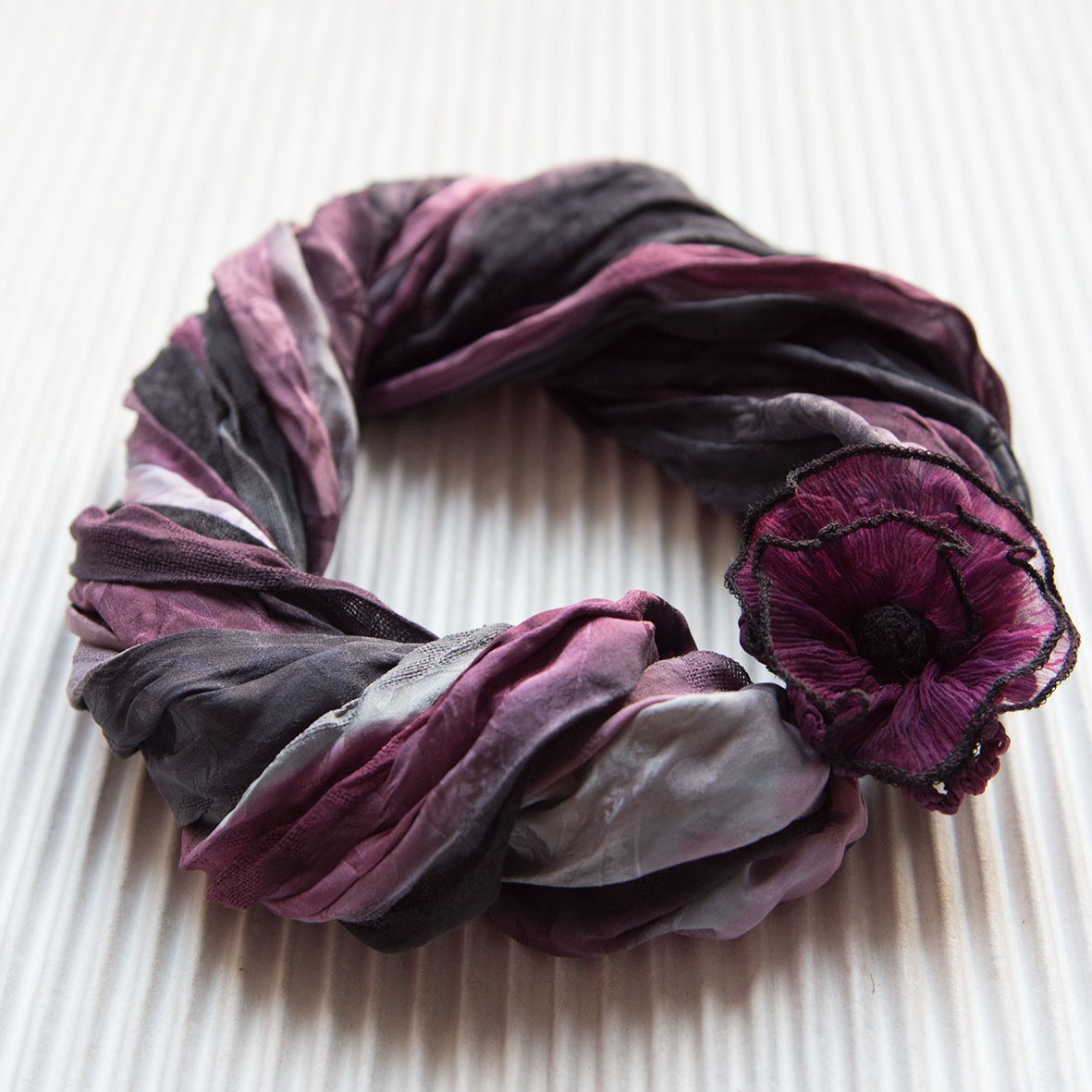 collier-foulard en soie avec fermoir magnétique