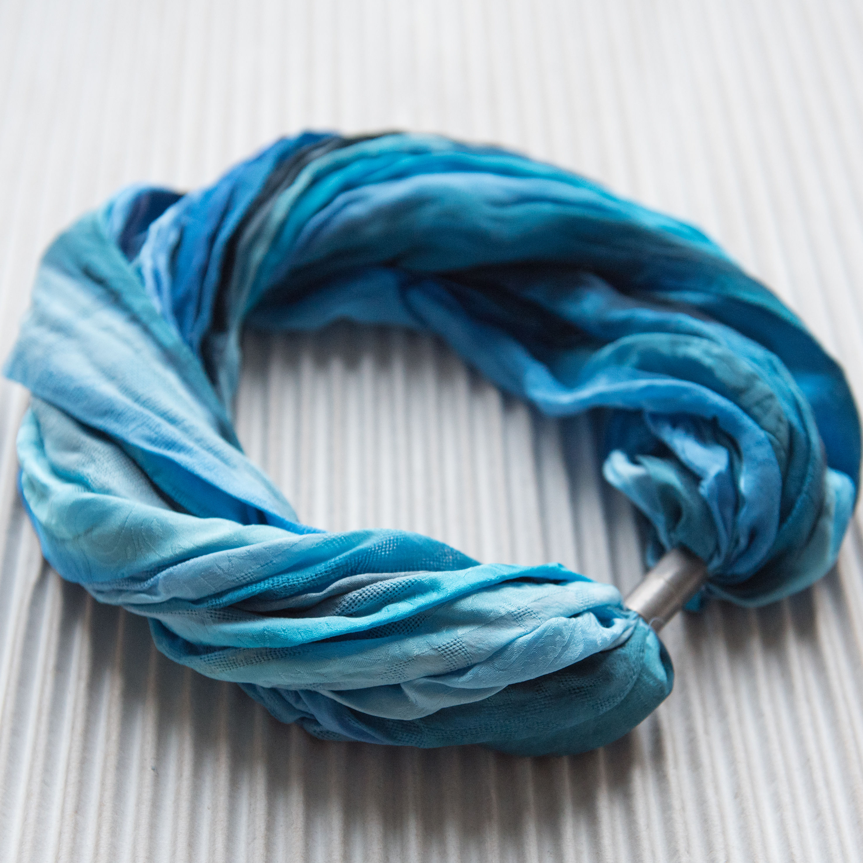 collier-foulard en soie avec fermoir magnétique