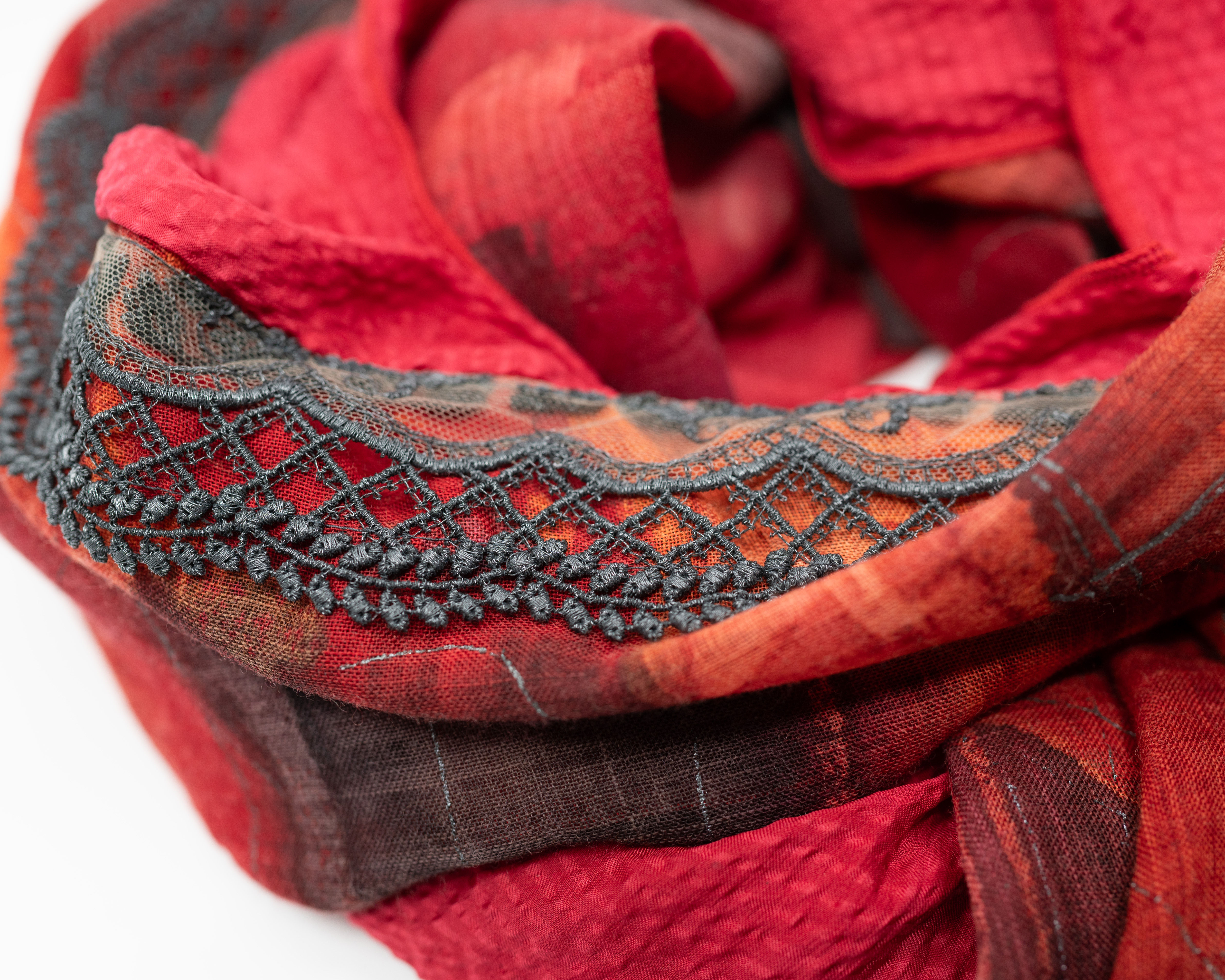 Écharpe en laine légère peinte à la main avec de la soie, avec ruban de velours exclusif