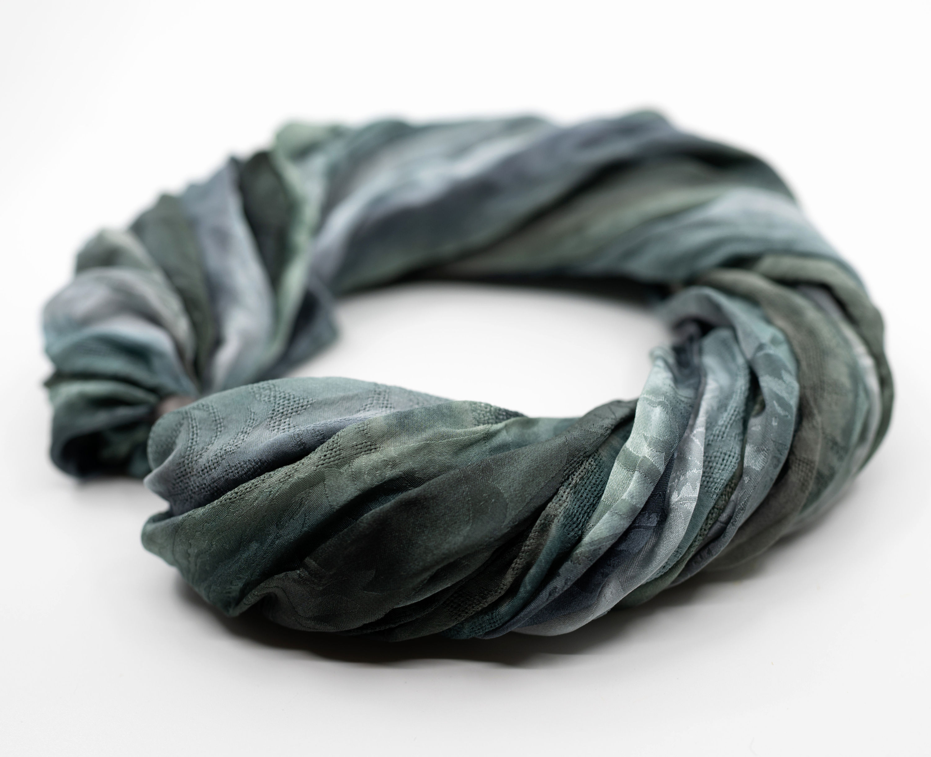 Collier de soie avec fermoir magnétique