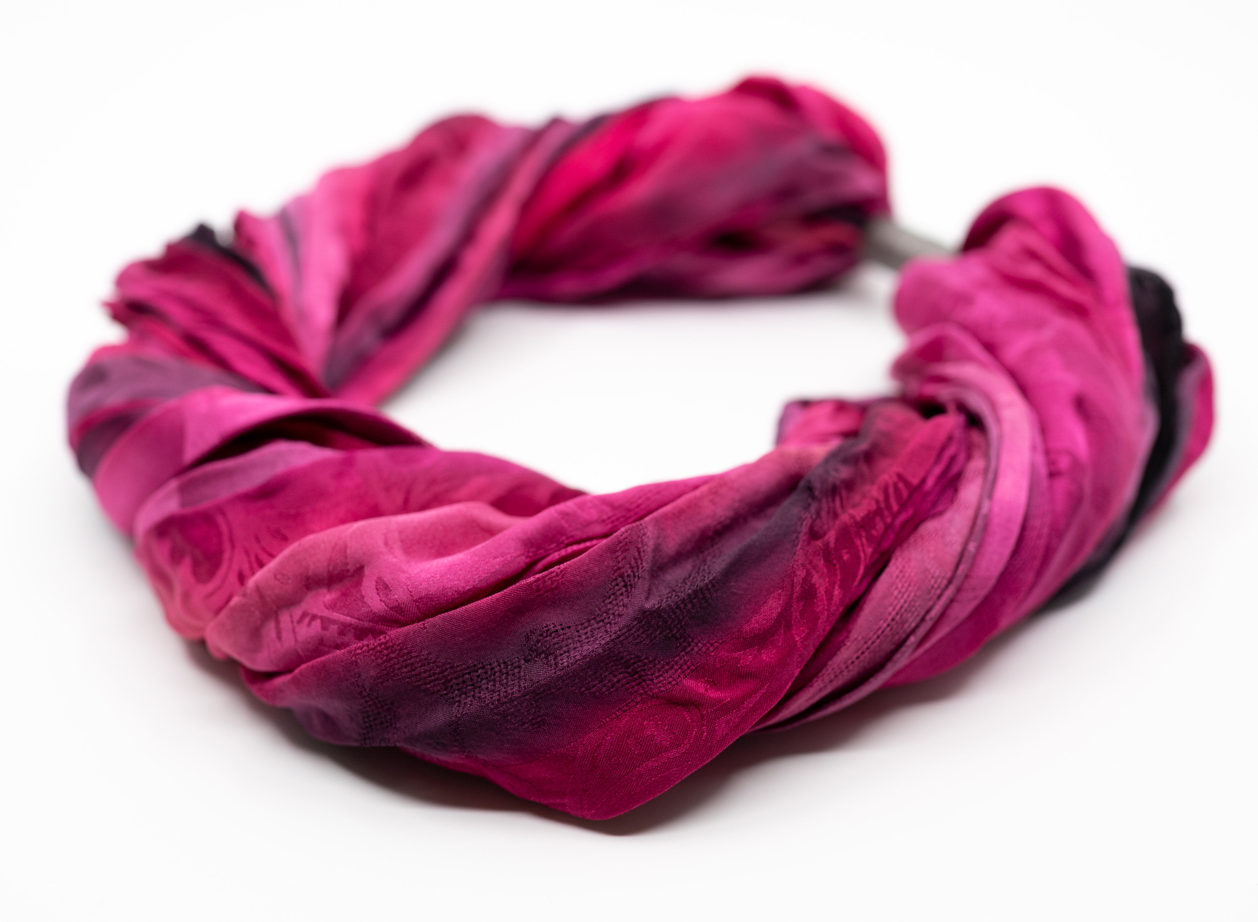 Collier-foulard en soie avec fermoir magnétique