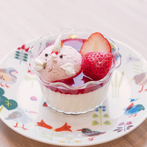 濃厚パンナコッタの上に甘酸っぱいベリーとイチゴがのっています♪