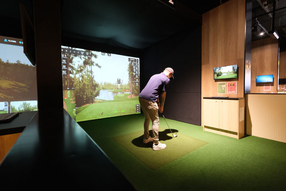 Man putting on green at Mt Martha Public Golf Course indoor golf simulator installed by Golfsim Australia