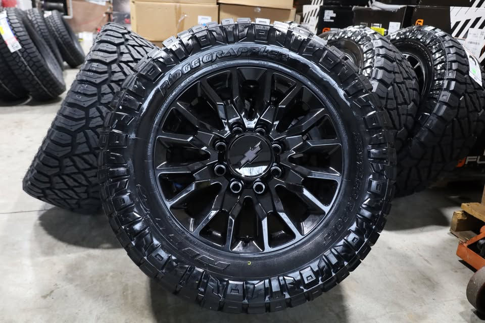 Thumbnail: Chevy Silverado 20'' Gloss Black High Country Wheels On 35x12.5x20s New