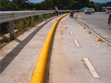 Alcaldía de Roatán refuerza la seguridad vial con señalización de la carretera principal de Coxen Hole.