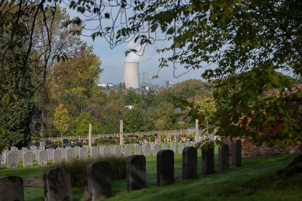 Vue sur le cimetière de Drogenbos avec, en arrière-plan, la tour de refroidissement du canal et la vallée de la Zenne - ©Filip Claessens