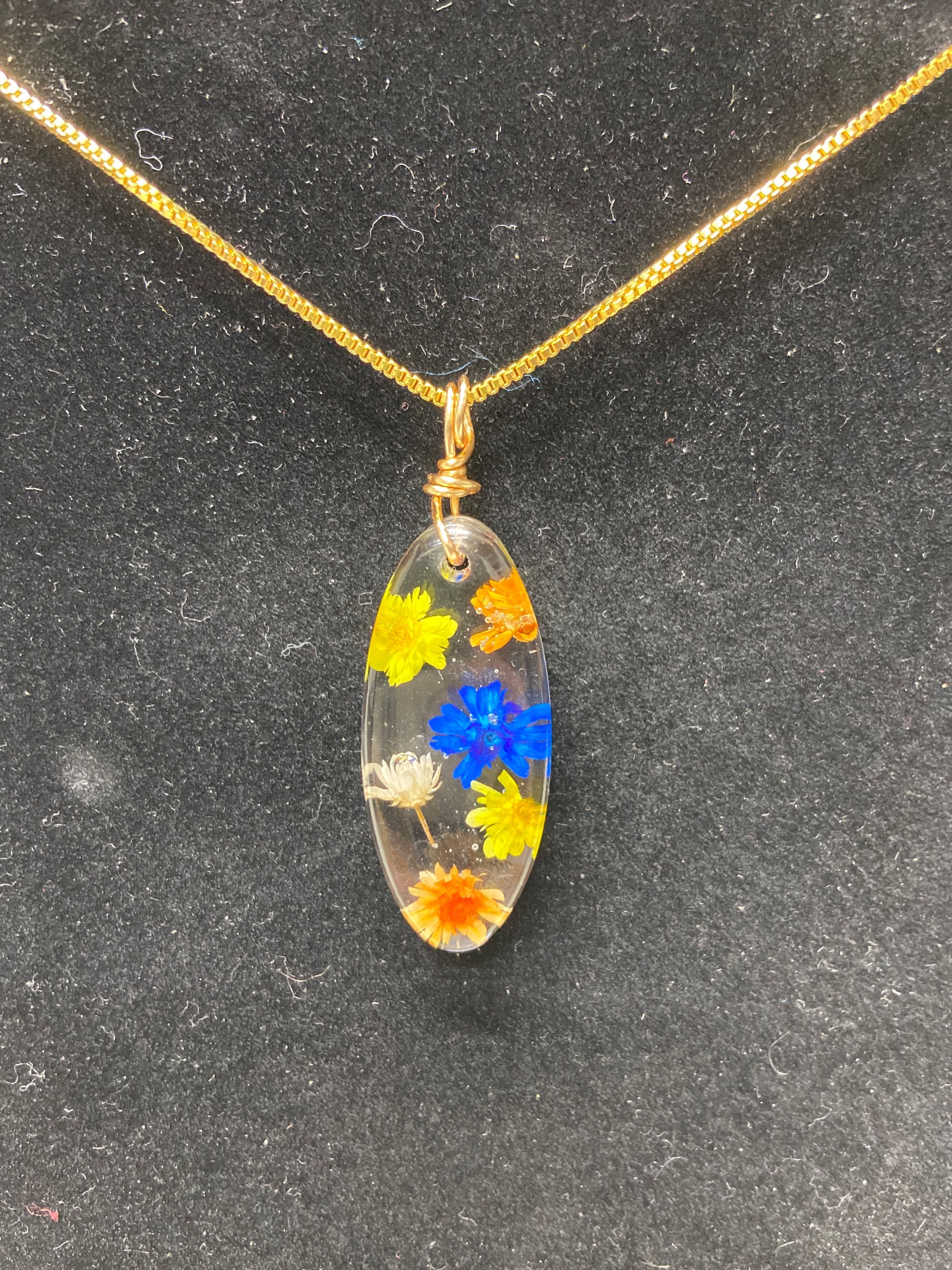 Flower pendant,  24 in gold chain