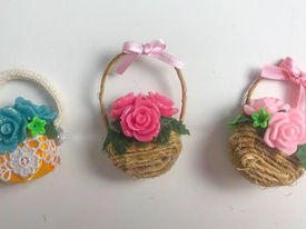 Cesta de flores com tampa de garrafa pet