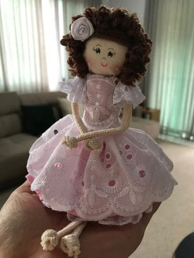 Boneca de fuxico e tira bordada