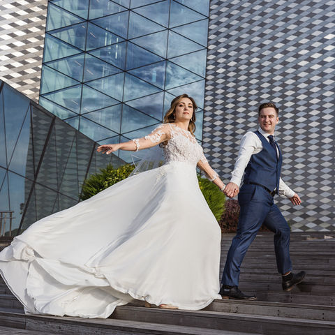 Vestuvių fotosesija Vilniuje prie Swedbank pastato lauke
